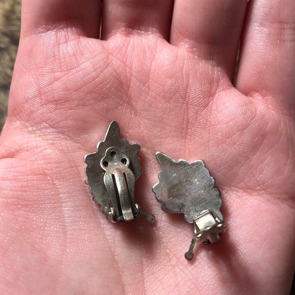 Vintage sterling silver Native American Zuni petit point leaf clip on earrings - Picture 3 of 3